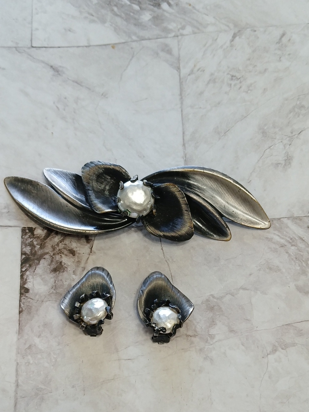 Brooch and clip on earring set - Vintage
